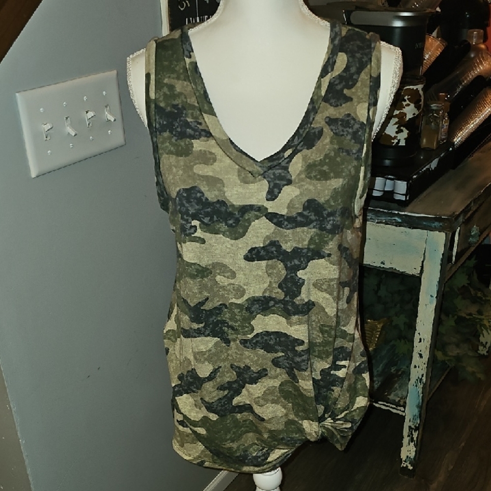 Lilypad Like New Womens Camo print Tank Top. Sz Medium. Twist front! Unique